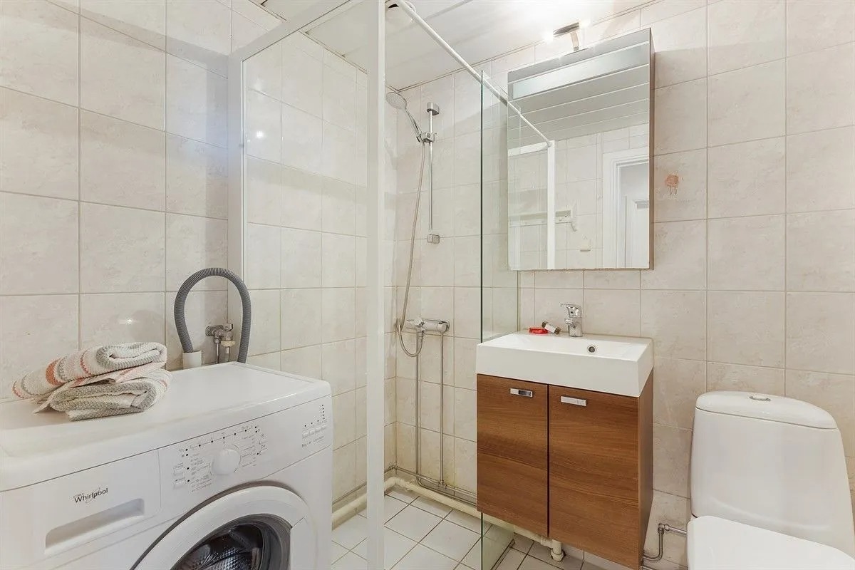 Flislagt bad med opplegg for vaskemaskin (vaskemaskin er inkludert, men ikke den på bildet)